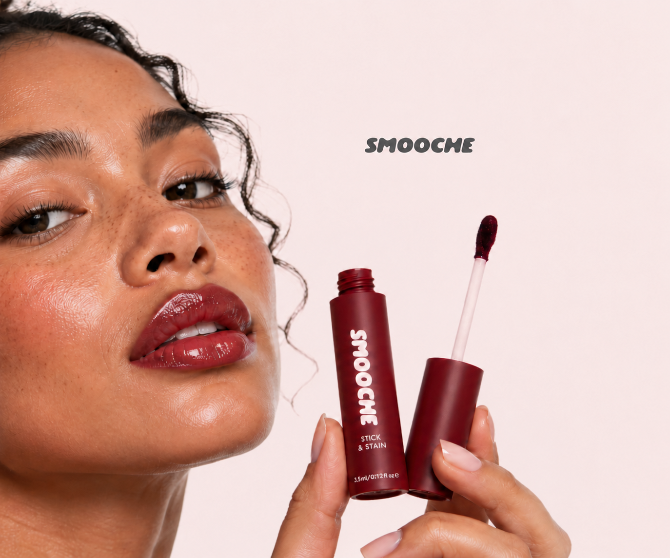Centered_SMOOCHE_logo_above_the_product_group-2.png